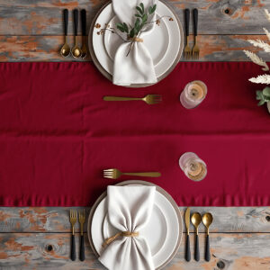 Widok z góry na zastawiony stół z bordowym bieżnikiem i dekoracjami stołu