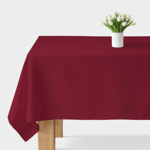 gładki bordowy obrus na stole z białym wazonem i tulipanami