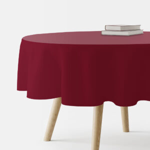 Bordowy okrągły obrus rozłożony na stole, widok z boku