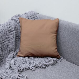 karmelowa poduszka dekoracyjna na sofie w aranżacji z jasnym pledem