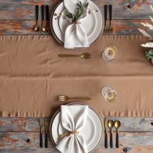 bieżnik w aranżacji stołu z talerzami i złotymi sztućcami, widok z góry