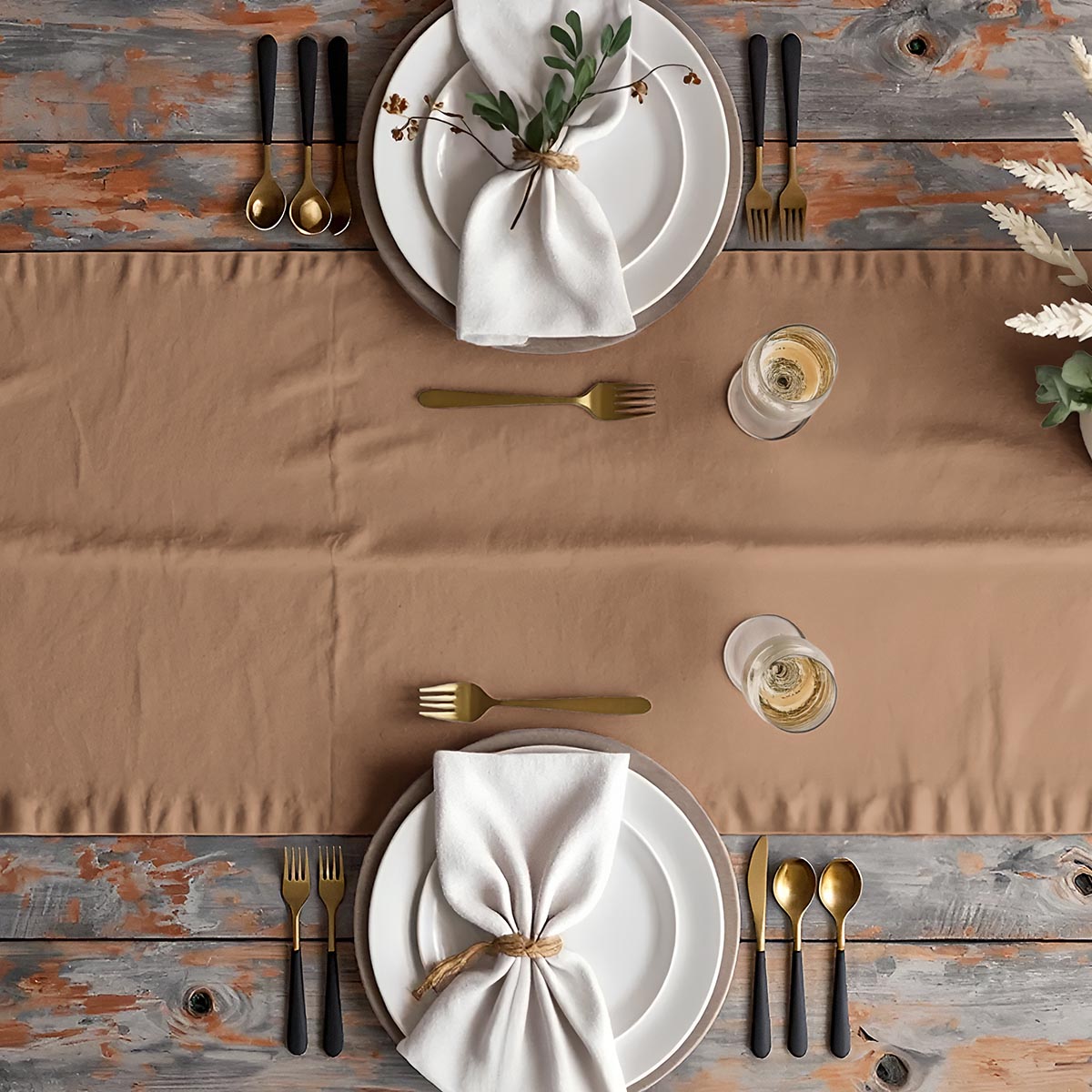 bieżnik w aranżacji stołu z talerzami i złotymi sztućcami, widok z góry