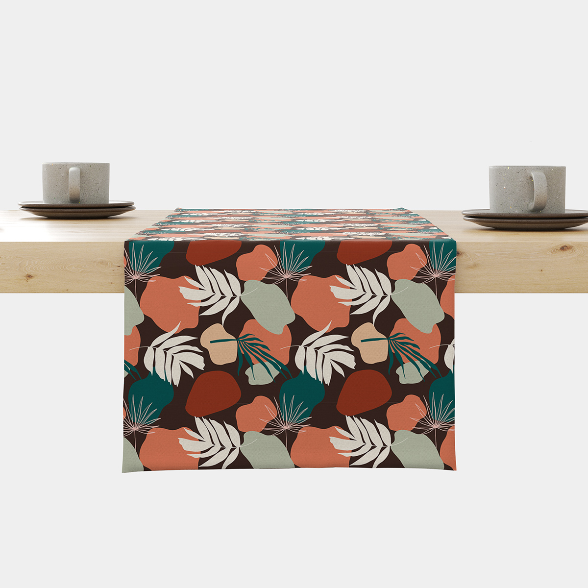 Bieżnik z motywem liści i organicznych plam rozłożony na stole, widok główny