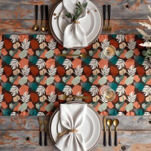 Aranżacja stołu z bieżnikiem, talerze, sztućce i dekoracje w stonowanej kompozycji