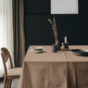 aranżacja stołu z ceramicznymi naczyniami na karmelowym obrusie