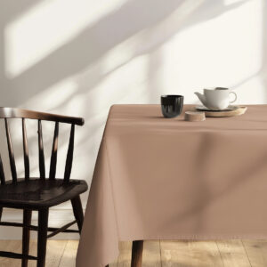 kadr z krzesłem przy stole nakrytym gładkim obrusie i filiżanką