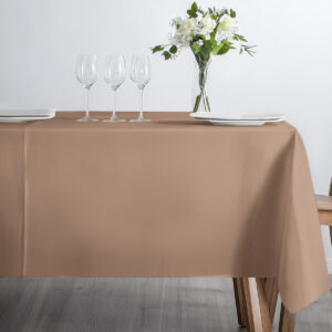 stół z czterema kieliszkami i wazonem na jednolitym karmelowym obrusie