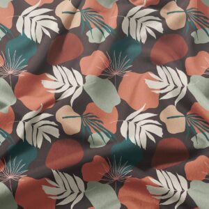 detal wzoru z liśćmi i nieregularnymi plamami w ciepłej palecie kolorów