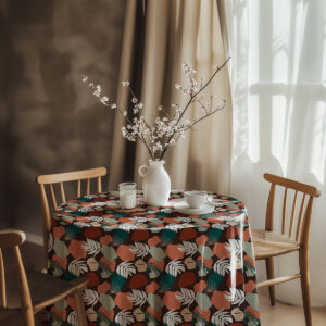 aranżacja stołu z wazonem i obrus w naturalnym, przytulnym wnętrzu