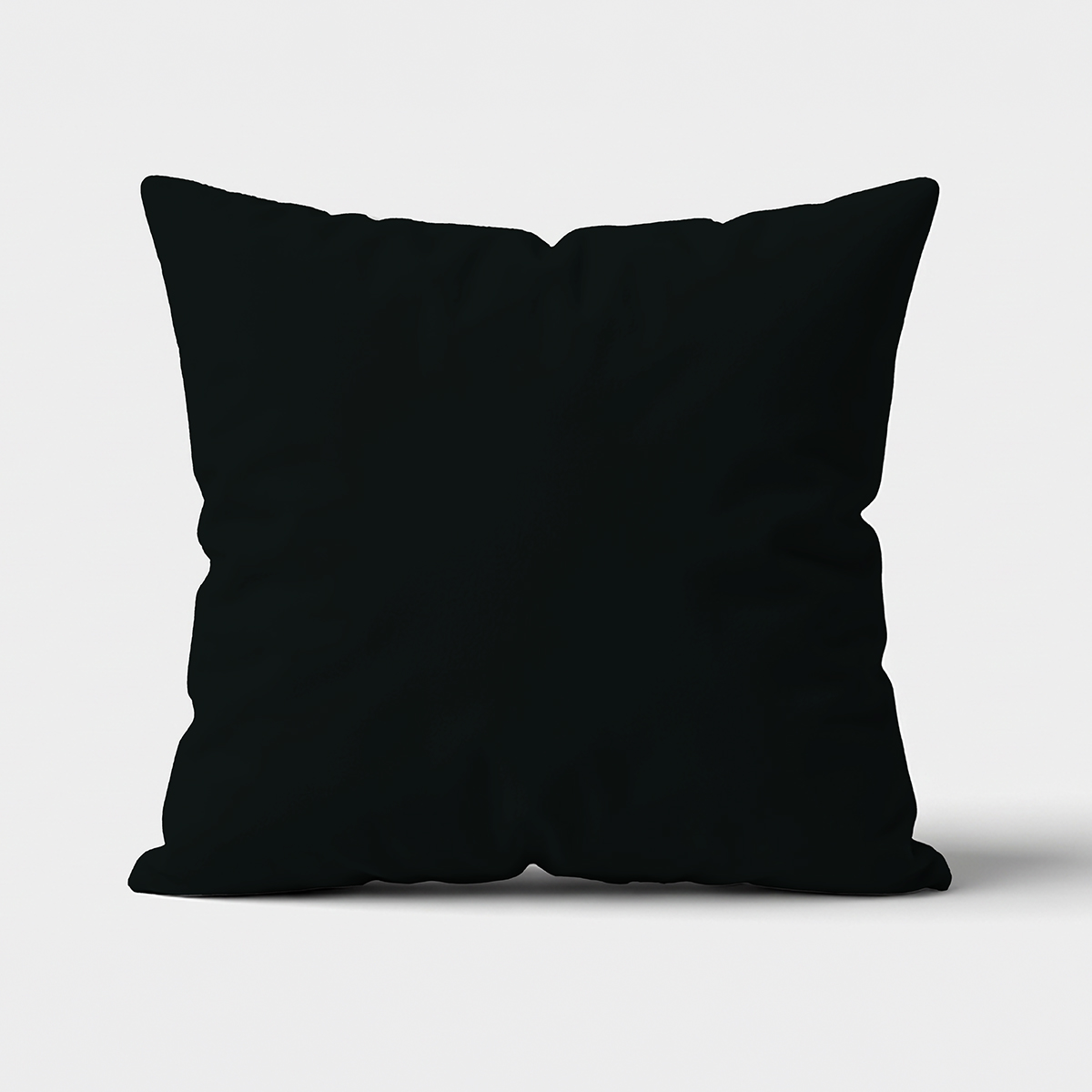 gładka czarna poduszka dekoracyjna na jasnym tle, widok z przodu