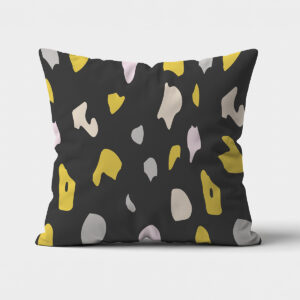 Poduszka dekoracyjna na jasnym tle z grafitowym tłem i musztardowymi oraz pudrowymi plamami terrazzo