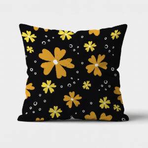 poduszka dekoracyjna z żółtymi i musztardowymi kwiatami na czarnym tle, widok z przodu