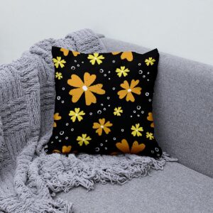 poduszka dekoracyjna ułożona na kanapie obok pledu, aranżacja wnętrza