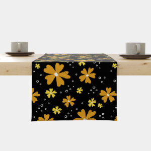 Bieżnik rozłożony na stole z musztardowymi kwiatami na czarnym tle, widok główny