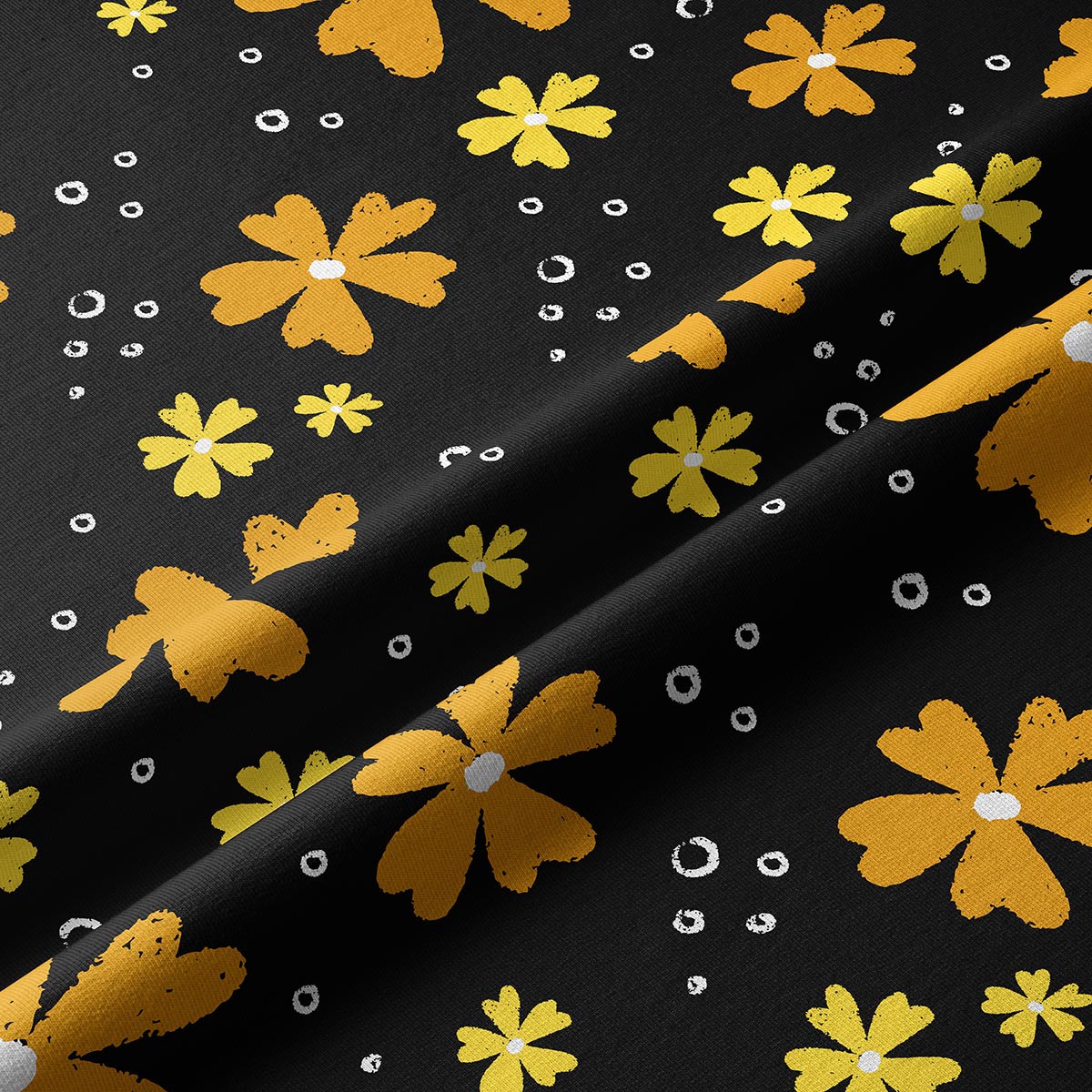 Zbliżenie na fakturę tkaniny i detal musztardowych kwiatów z białymi kropkami