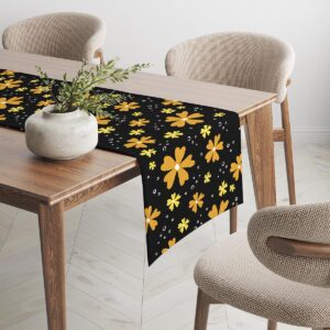 Boczny widok bieżnika na drewnianym stole podkreślający kontrast wzoru