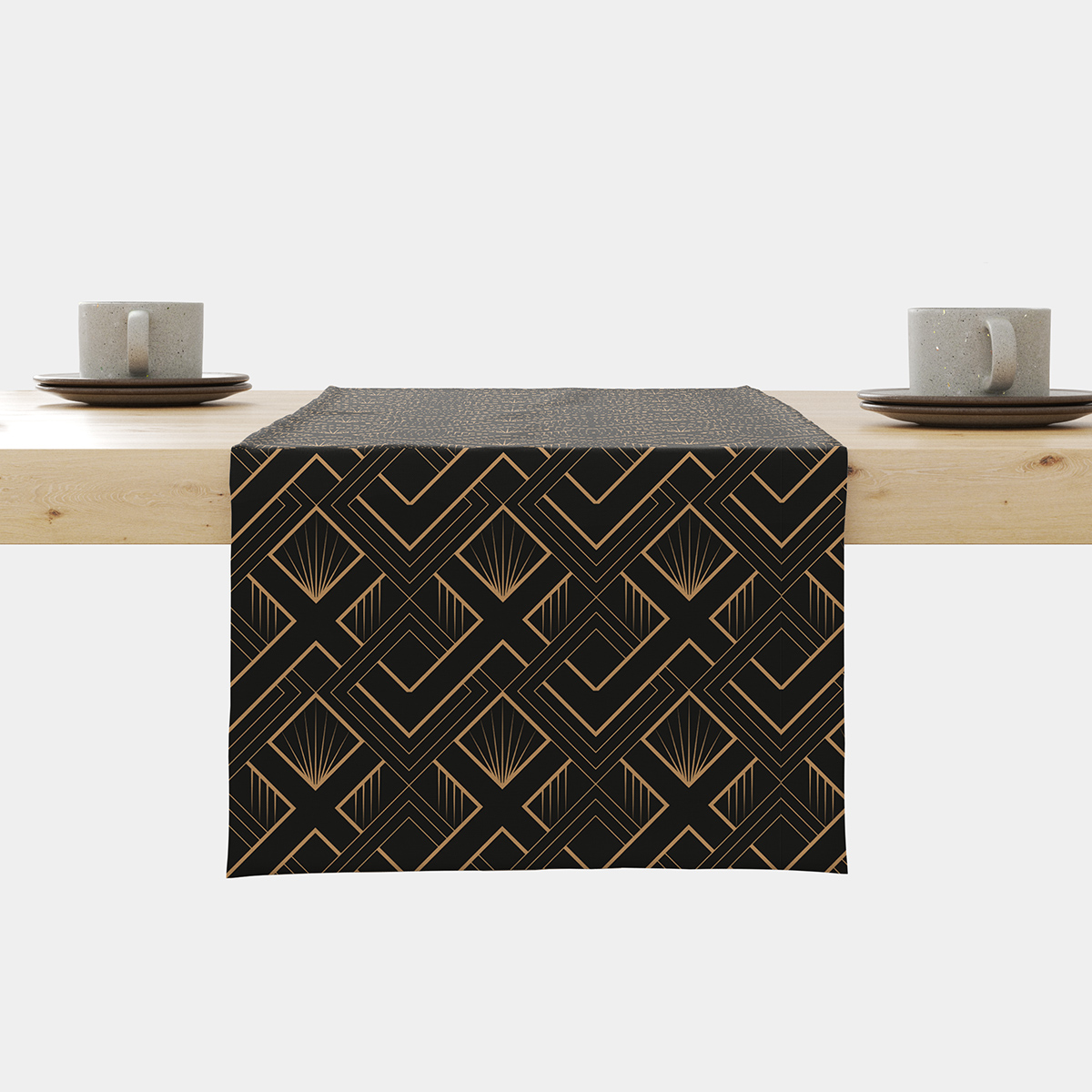 Bieżnik czarny z geometrycznym złotym wzorem rozłożony na drewnianym stole, widok z przodu