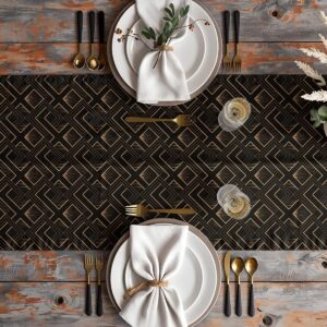 Aranżacja stołu z bieżnikiem w stylu art deco, talerze i złote sztućce