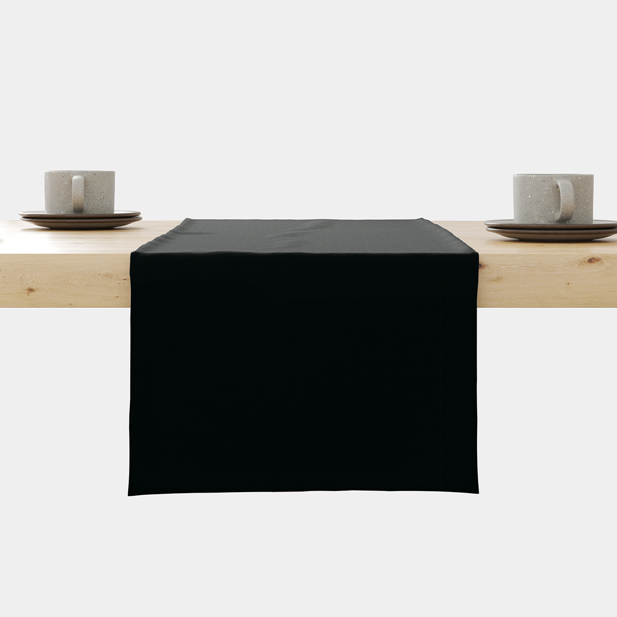 czarny gładki bieżnik na drewnianym stole z dwiema filiżankami