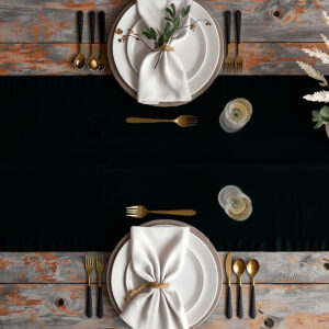 widok z góry na elegancko nakryty stół z czarnym bieżnikiem i złotymi sztućcami