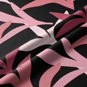 Zbliżenie na strukturę tkaniny i detale różowych liści na czarnym tle