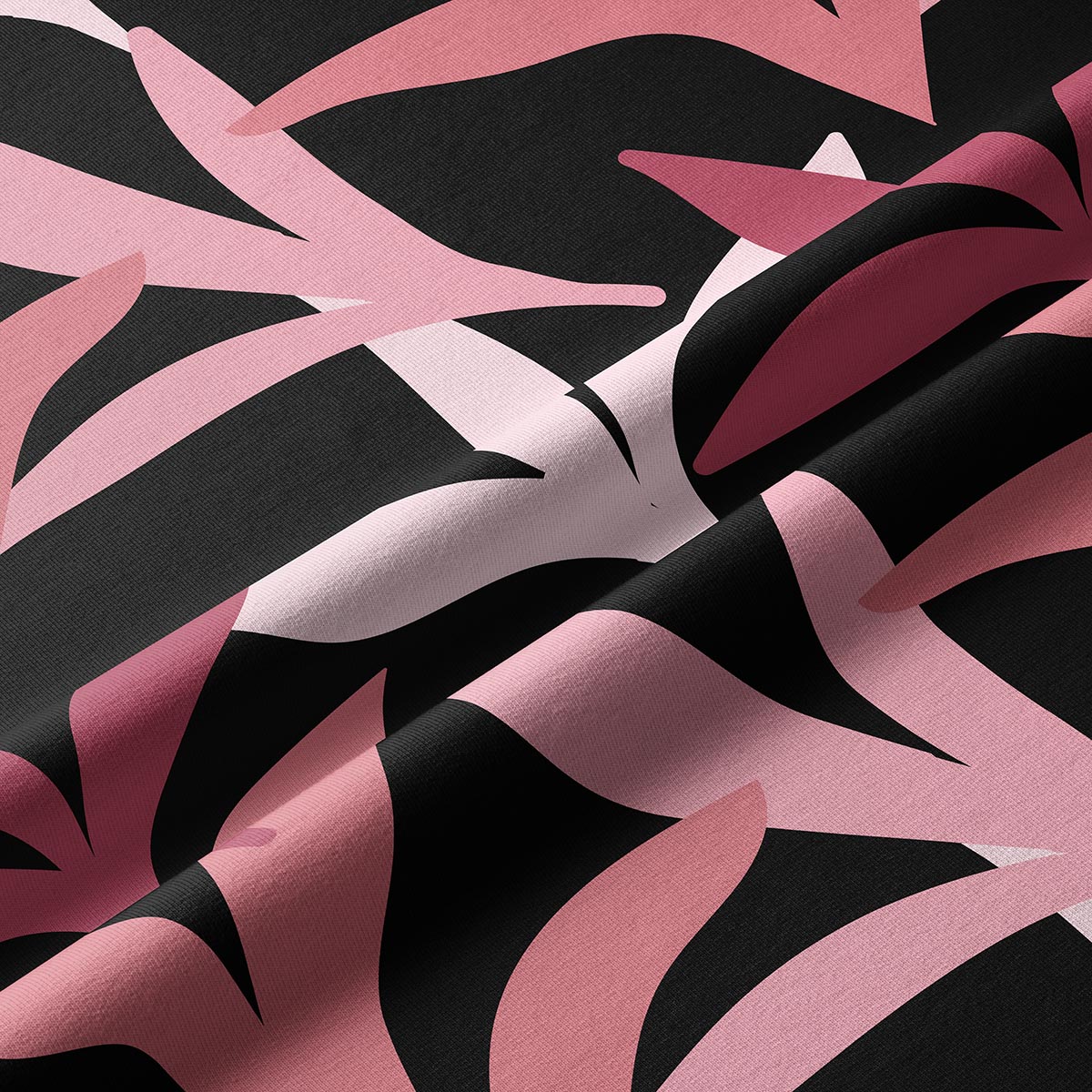 Zbliżenie na strukturę tkaniny i detale różowych liści na czarnym tle