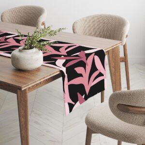 Widok bieżnika w jadalni pokazujący kontrast liści i głębokiego czarnego tła