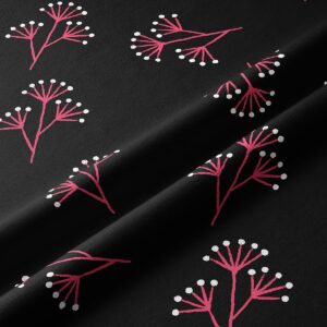 Zbliżenie na strukturę tkaniny i detal wzoru różowych gałązek z drobnymi białymi kropkami