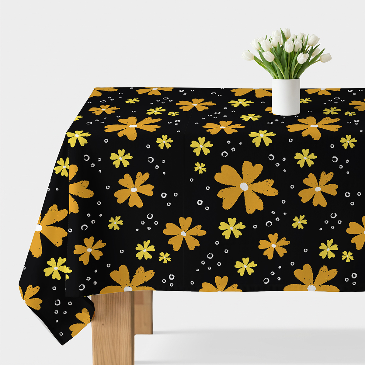 Obrus rozłożony na stole z wazonem białych tulipanów, widok całego stołu