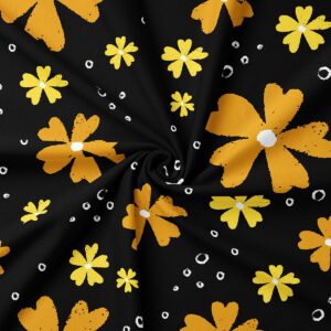 Zbliżenie na tkaninę i malarskie, duże żółte kwiaty na czarnym tle