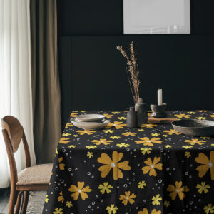 Aranżacja stołu z naczyniami i ozdobami ukazująca wzór obrusy w pomieszczeniu