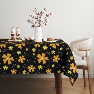 Detale wzoru i faktury tkaniny z widocznymi białymi akcentami