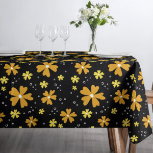 Widok z góry na obrus z ustawionymi kieliszkami i wazonem, prezentacja wzoru