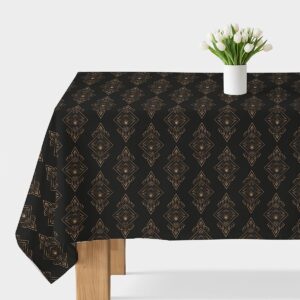 Czarny obrus na stole z regularnym, złotym geometrycznym wzorem, ujęcie z góry