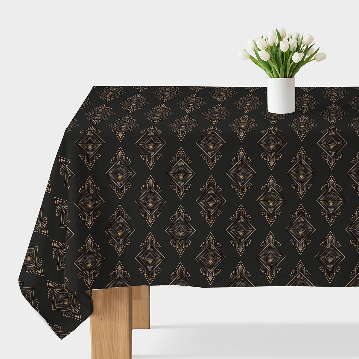 Czarny obrus na stole z regularnym, złotym geometrycznym wzorem, ujęcie z góry