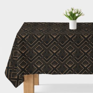 Czarny obrus z geometrycznym złotym wzorem rozłożony na stole, główne ujęcie produktu