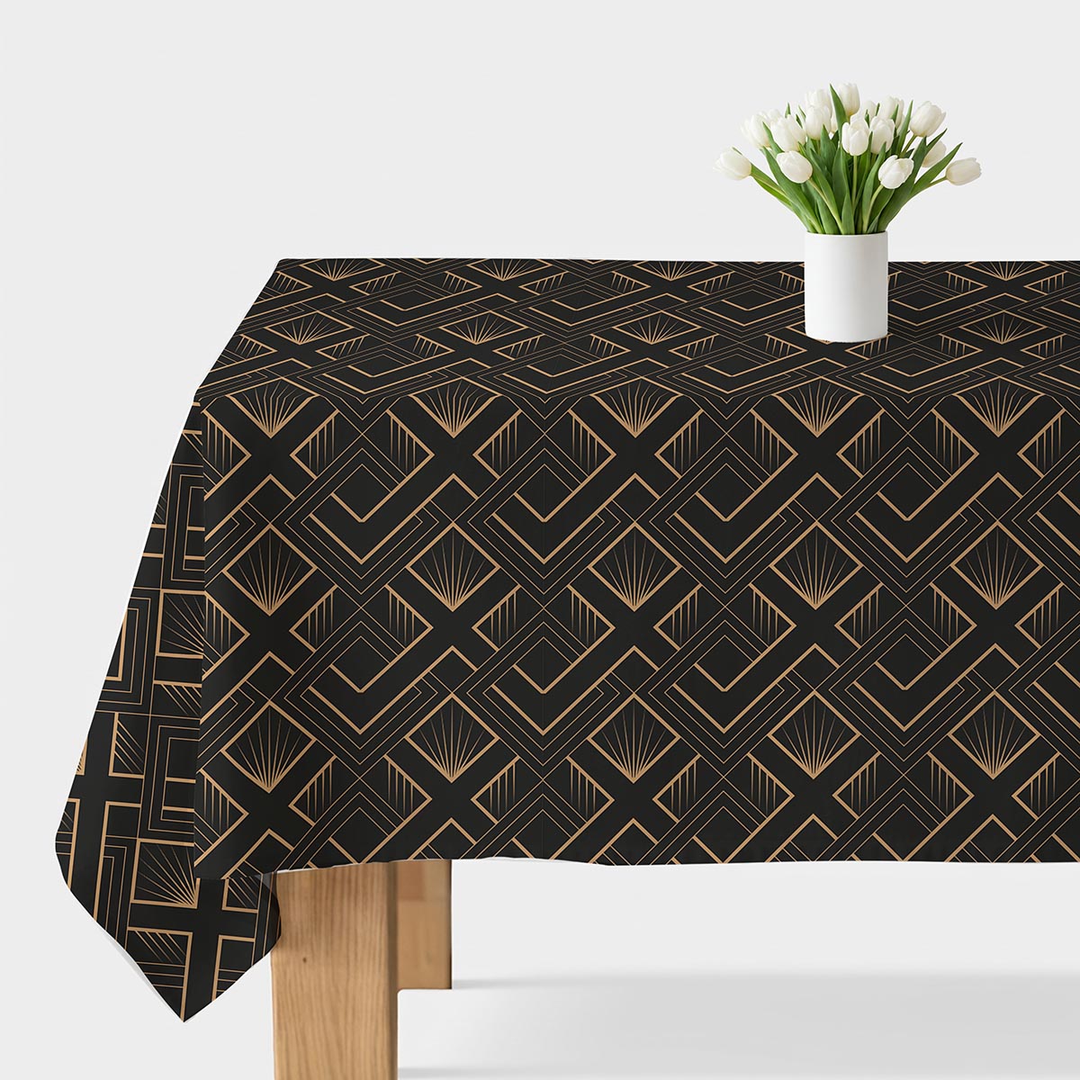 Czarny obrus z geometrycznym złotym wzorem rozłożony na stole, główne ujęcie produktu