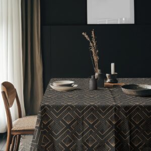 Aranżacja stołu z naczyniami i dekoracjami na obrusie w stylu art deco