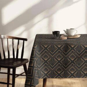 Nastrojowa kompozycja z wazonem i słodkościami na czarnym obrusie ze złotym wzorem