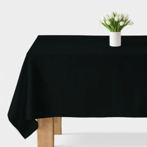 gładki czarny obrus na stole z białym wazonem tulipanów