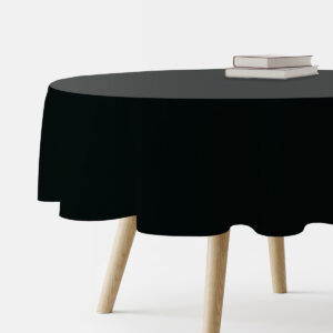 czarny okrągły obrus na drewnianym stole z książkami