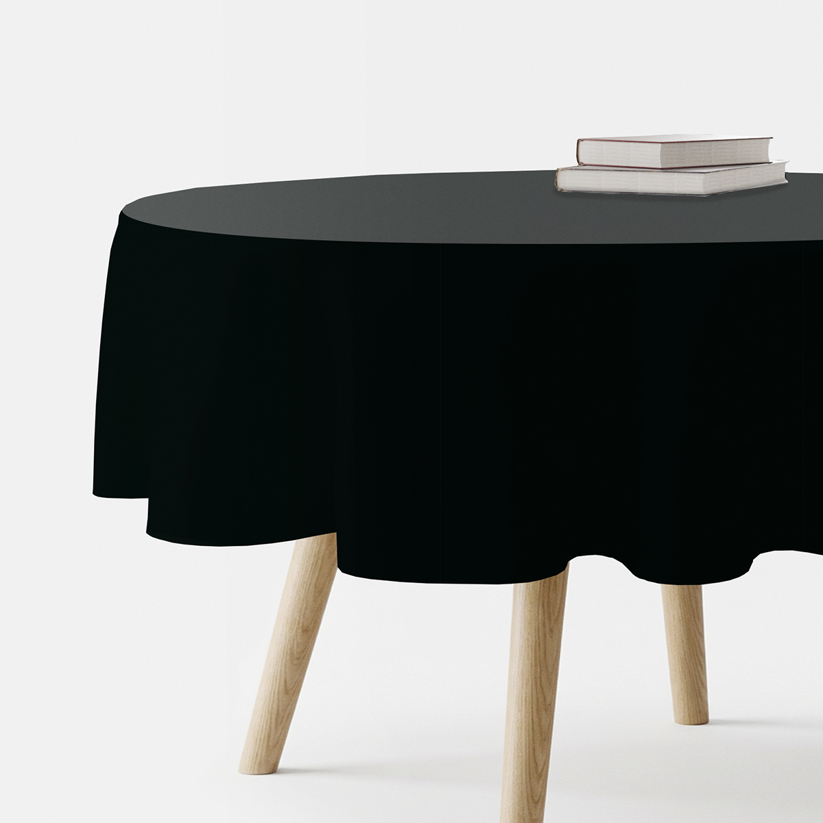 czarny okrągły obrus na drewnianym stole z książkami