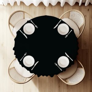 widok z góry na nakryty stół z czarnym obrusem i zastawą dla czterech osób