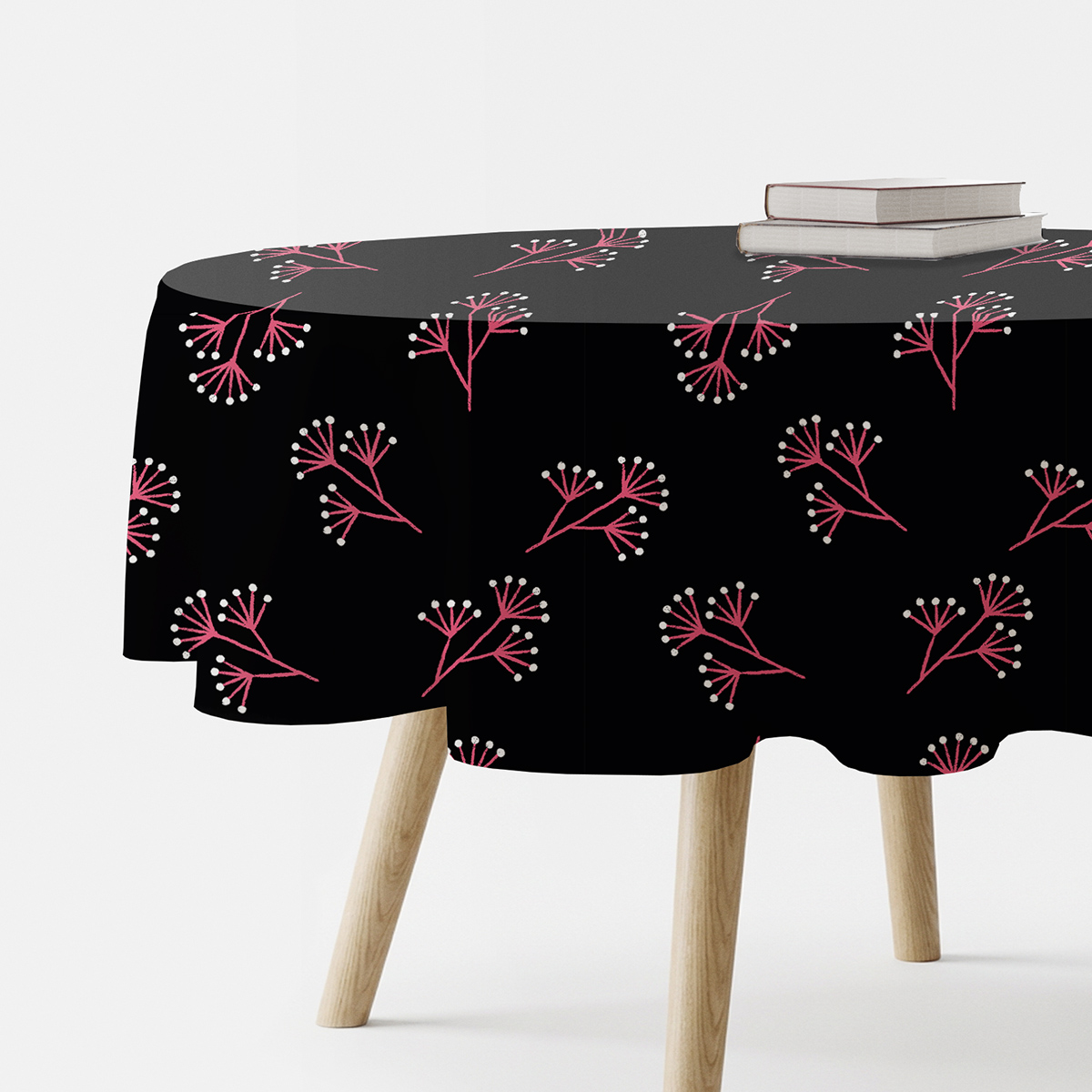 Okrągły obrus na stole z czarnym tłem i różowymi gałązkami, widok główny
