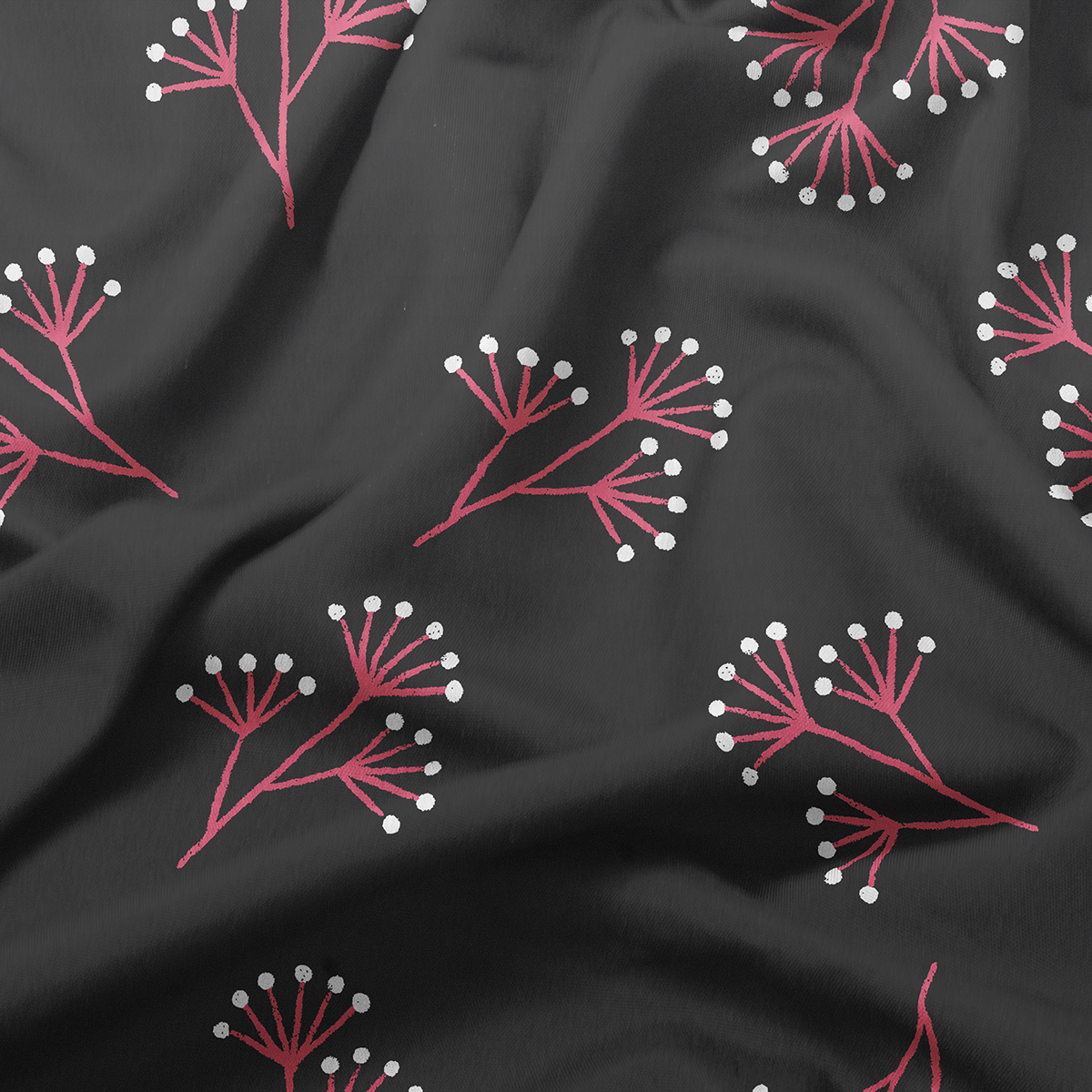 Zbliżenie tkaniny pokazujące detale nadruku różowych gałązek i białych kropek