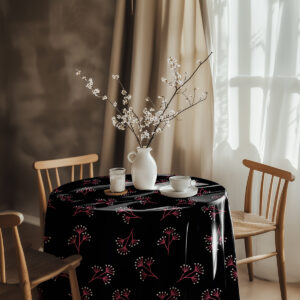 Aranżacja stołu z obrusem, białym wazonem i naczyniami w przytulnym wnętrzu