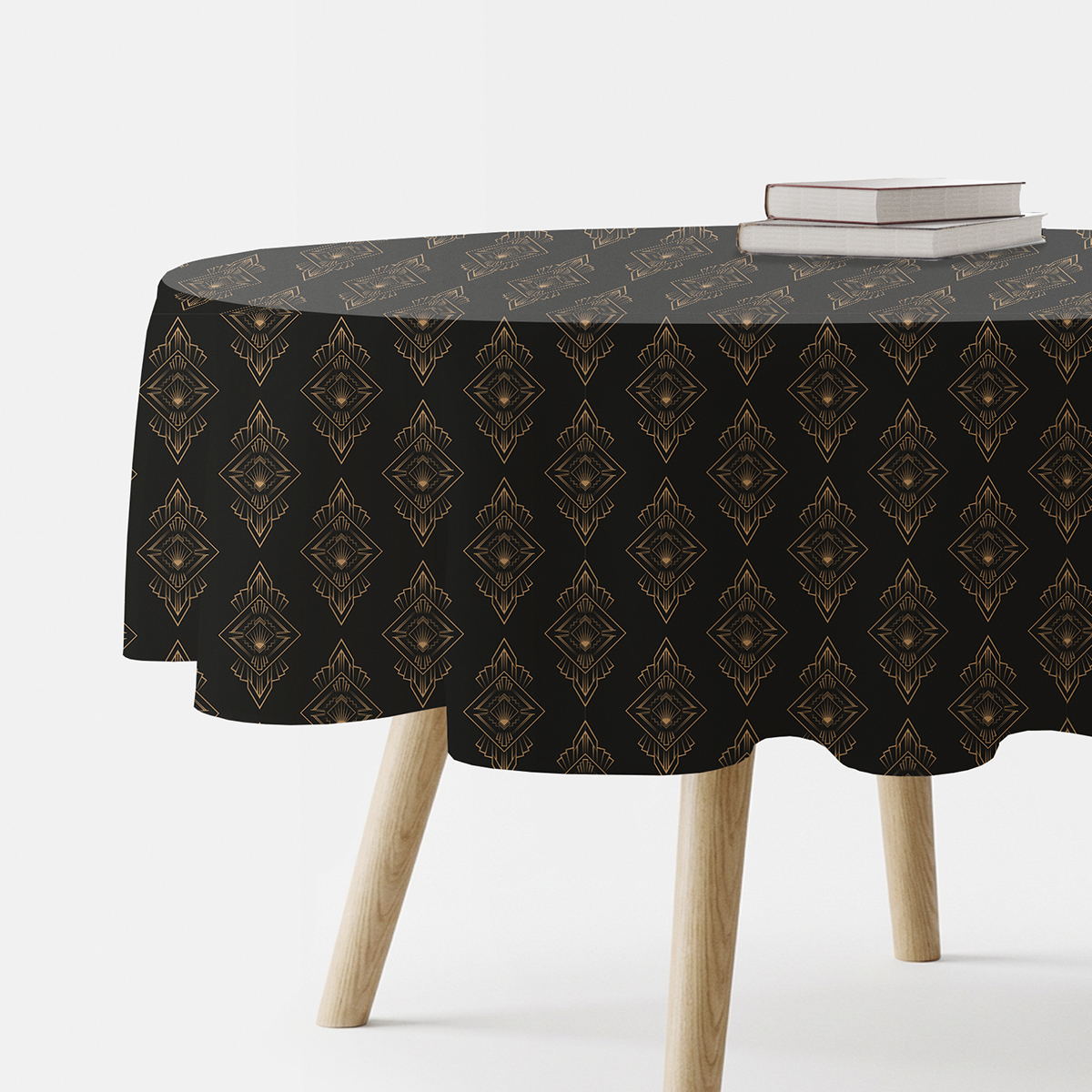 okrągły obrus w czarnym kolorze z geometrycznymi złotymi ornamentami widok z boku