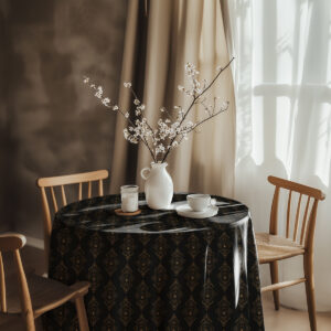 aranżacja stołu z białym wazonem i czarnym obrusem ozdobionym złotymi ornamentami