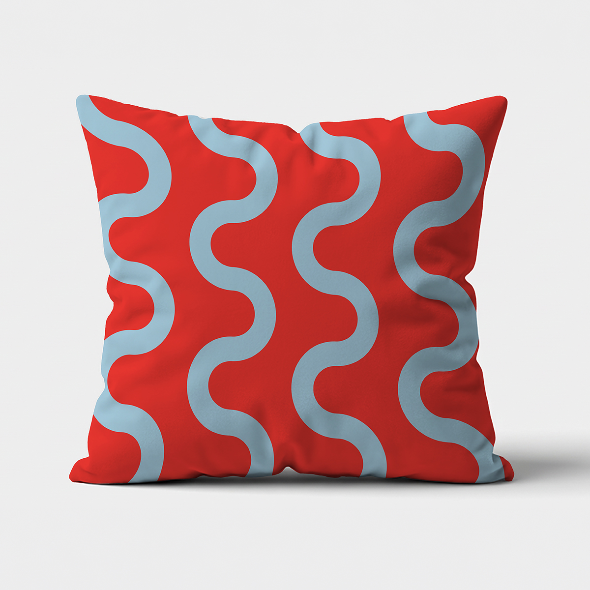 czerwona poduszka dekoracyjna z falistym błękitnym wzorem, widok z przodu