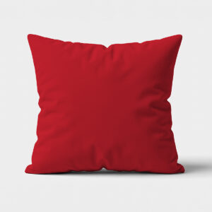 Czerwona poduszka dekoracyjna na jasnym tle, widok z przodu